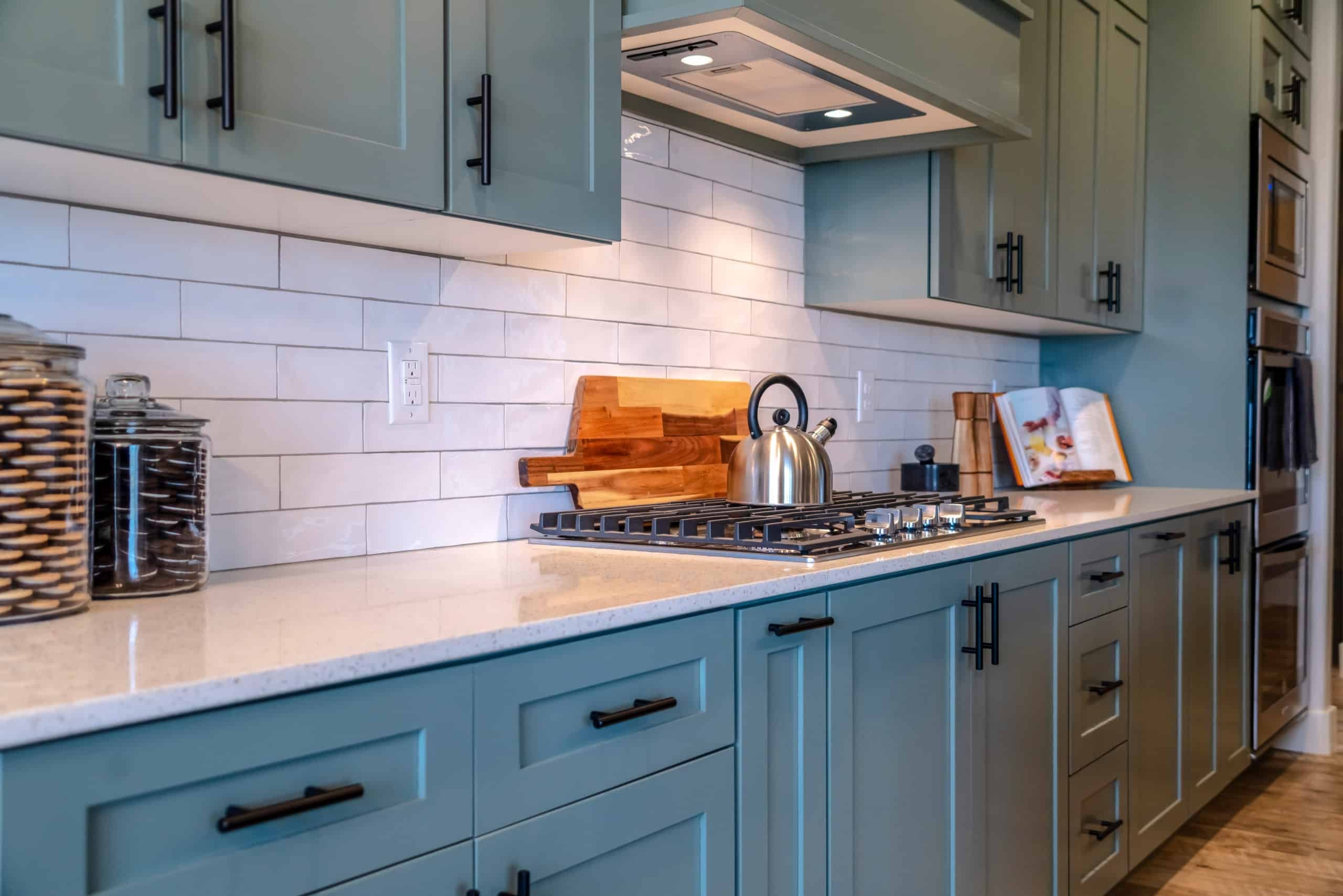 Quelles couleurs choisir pour peindre vos meubles de cuisine
