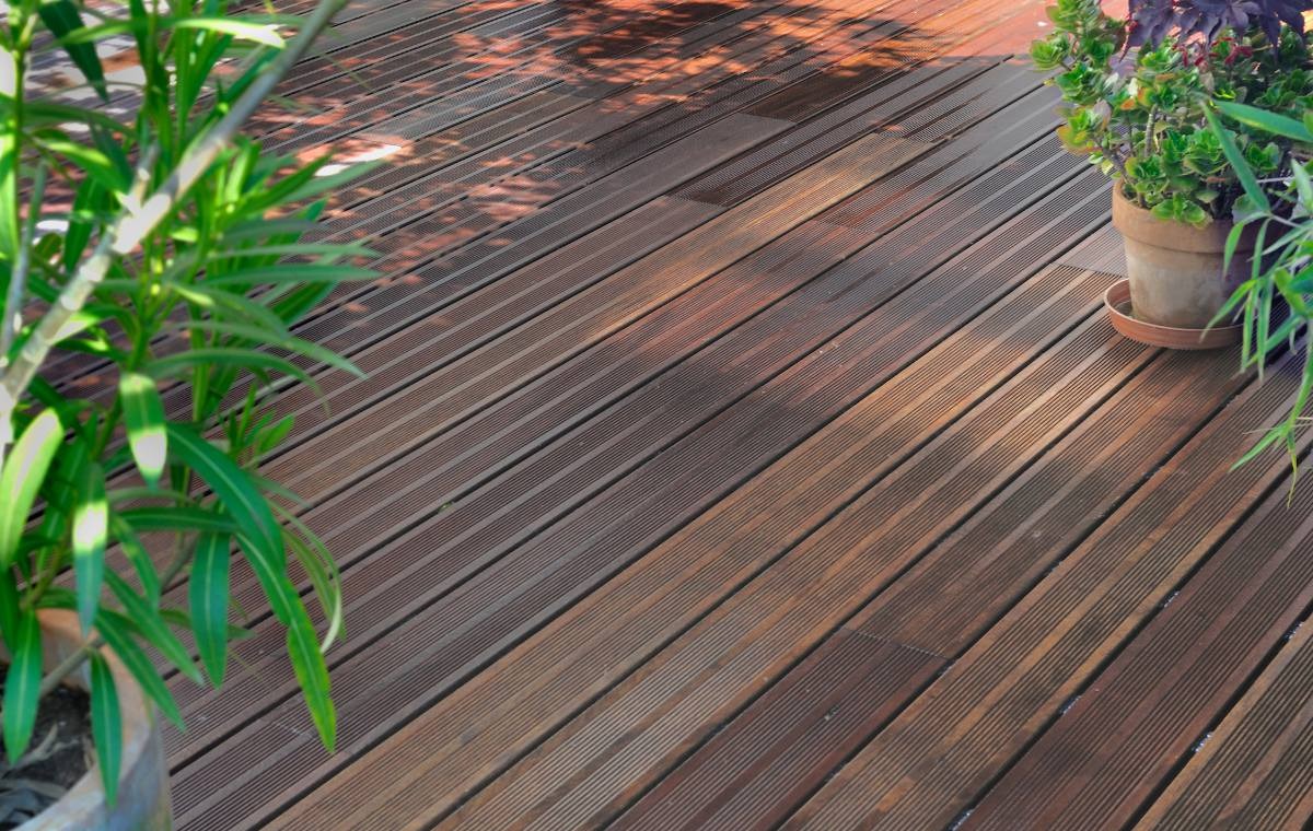 nettoyer-terrasse-bois-glissante