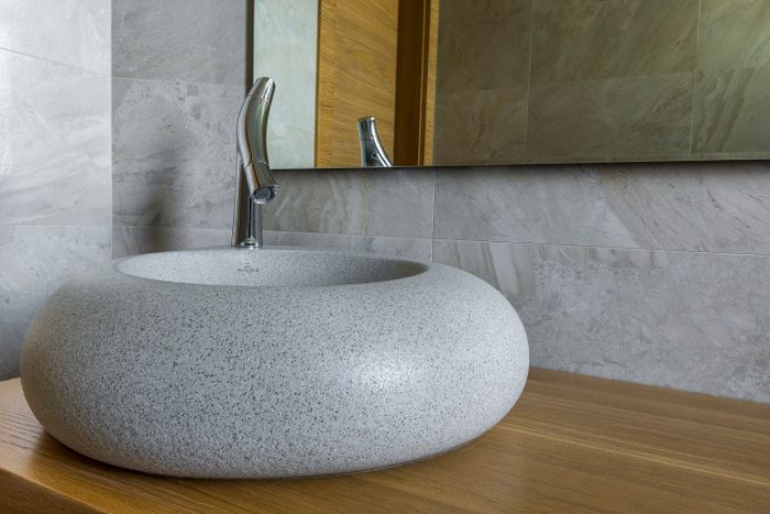  Vasque en pierre naturelle à poser ou à encastrer : quel modèle choisir pour votre salle de bain ?