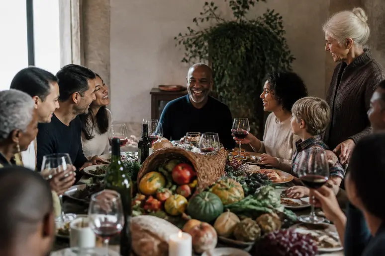 Une table généreuse débordant de fruits, légumes et pain, symbole de la corne d'abondance et de partage.