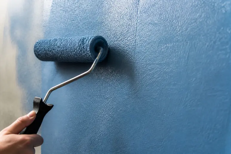 Application au rouleau d'une peinture murale pour observer le rendu d'un ral bleu