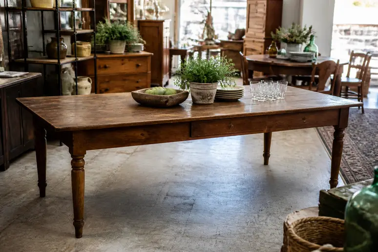 Table de ferme ancienne standard présentée dans un magasin d'antiquités lumineux