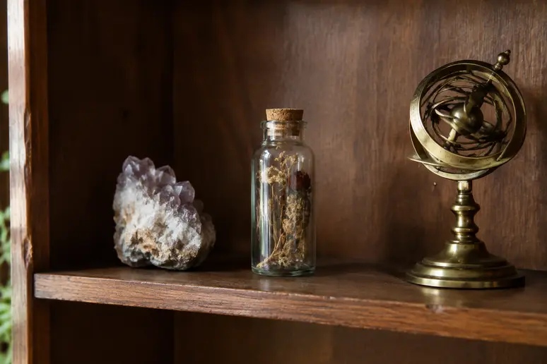 Vitrine de cabinet de curiosités présentant des spécimens minéraux et des objets anciens bien agencés