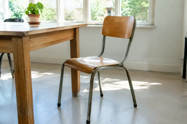 Chaise Mullca ancienne chinée installée dans une pièce lumineuse au décor épuré