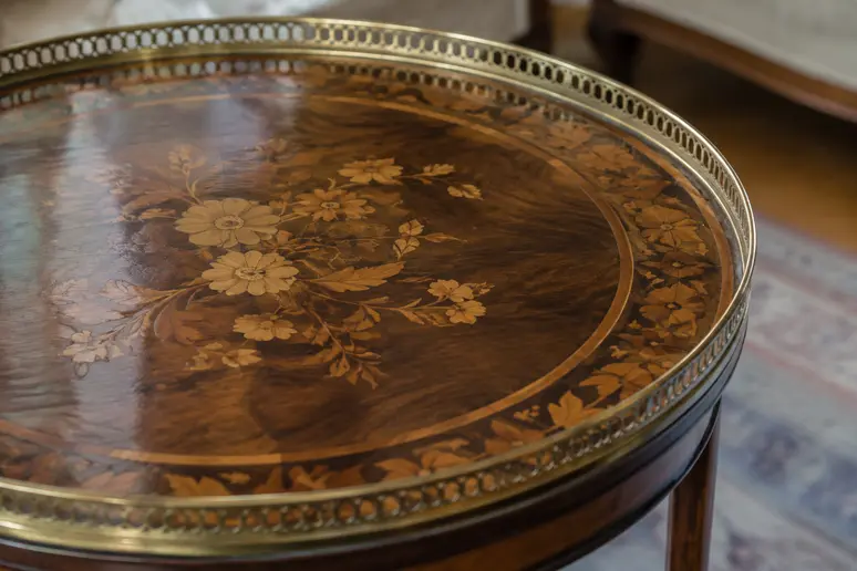 Plateau rond marqueté et galerie en cuivre d'une ancienne table bouillotte Louis XVI