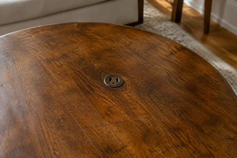 Détail du bouchon central ancien inséré sur le plateau d'une table bouillotte authentique