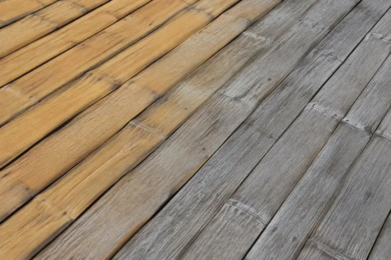 Terrasse bambou présentant un grisaillement naturel des lames sous l'effet du soleil